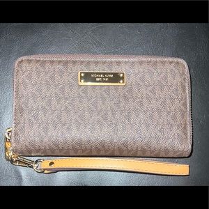 MICHAEL Michael Kors Wristlets Large Flat Multifunction Phone Case